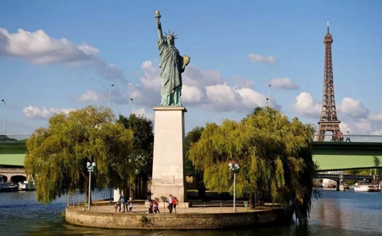 Статуя Свободы в Париже