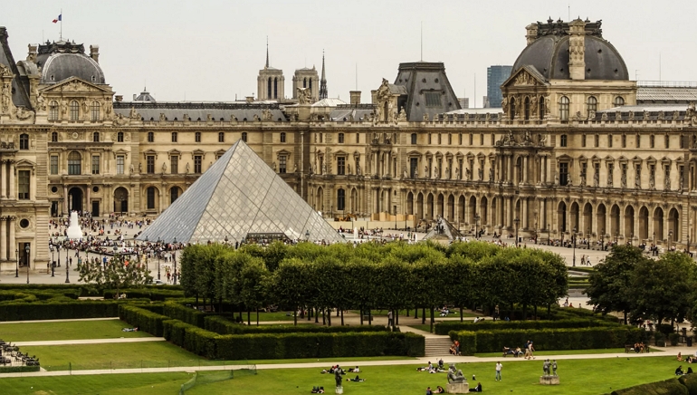 Стеклянная пирамида Лувра в Париже